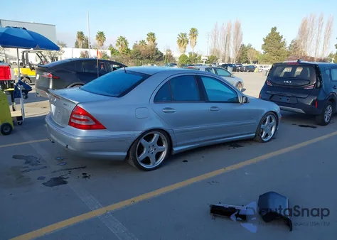 2002 Mercedes-Benz C 32 Amg z USA, uszkodzony, nr VIN WDBRF65J32F185444